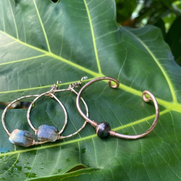 NEW GOLD FILLED HOOPS W/ LABRADORITE + SUNSTONE. Rose gold cuff Tahitian Pearl! - Picture 3 of 9